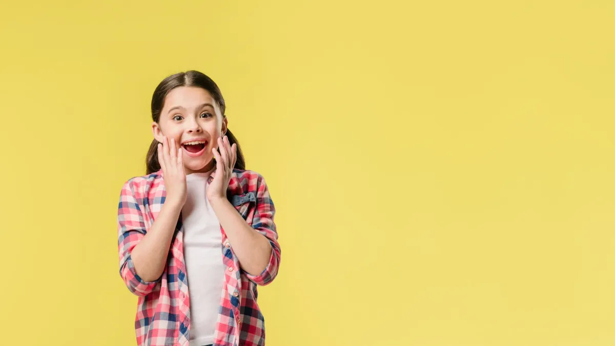 صورة لطفلة تستمتع بلغز مضحك