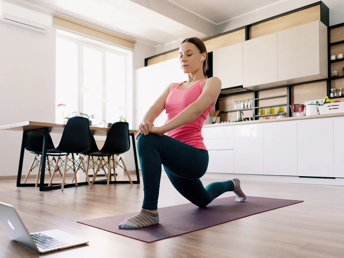 سيدة تلجأ الى روتين تمارين لحرق الدهون في المنزل  Image by ArthurHidden on Freepik