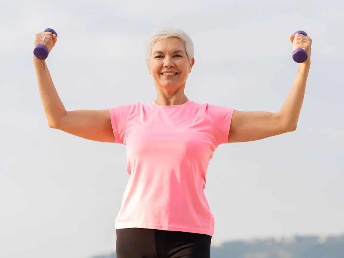 تمارين بسيطة لكبار السن لحرق الدهون وتحسين الحركة  Image By Freepik