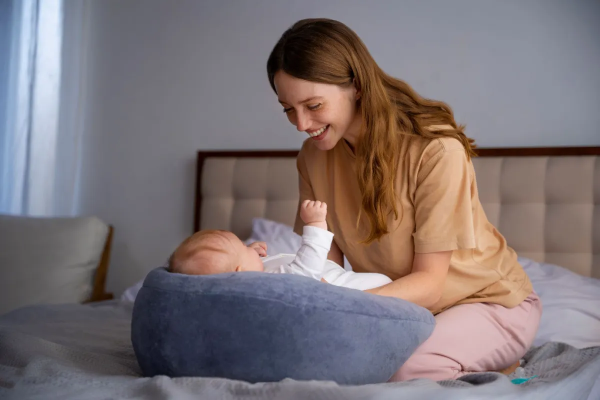 صورة لأم مع رضيعها في شهره الخامس