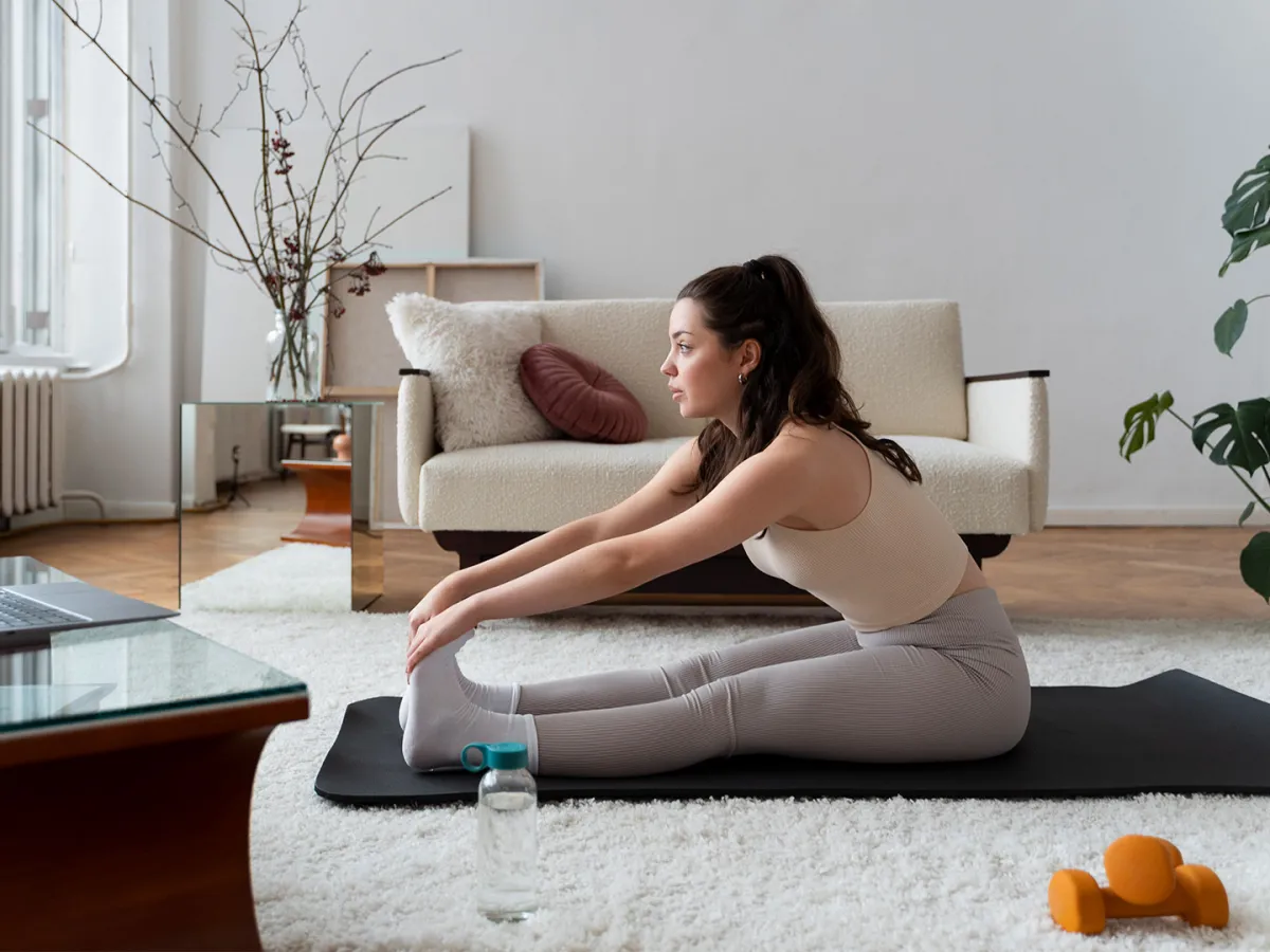 سيدة تقوم بتمارين منزلية سهلة وسريعة لحرق الدهون Image By Freepik