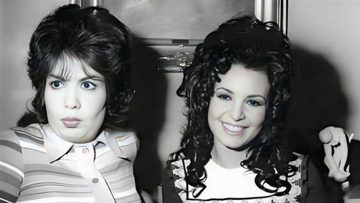 سميرة أحمد وشقيقتها الفنانة الراحلة خيرية احمد - الصورة من المصدر