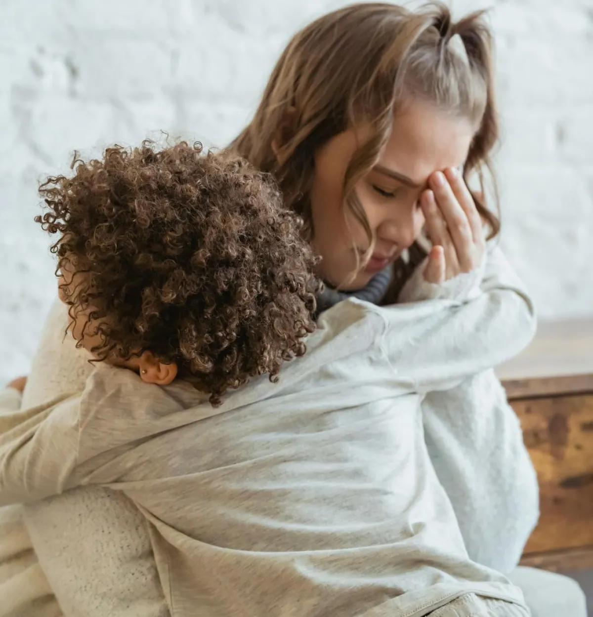 صورة أم تشعر بالإحراج