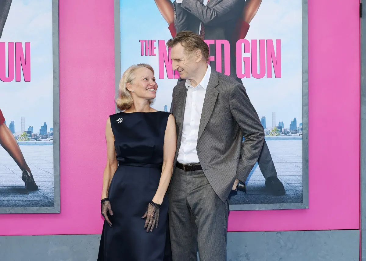 باميلا أندرسون وليام نيسون في مدينة نيويورك (Pamela Anderson and Liam Neeson in New York City). مصدر الصورة: Dia Dipasupil / GETTY IMAGES NORTH AMERICA / Getty Images via AFP