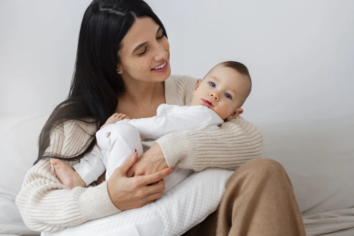 صورة لأم تحمل طفلها الرضيع