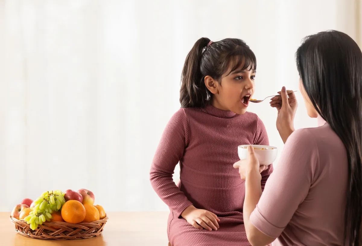 صورة لطفلة تتناول الطعام