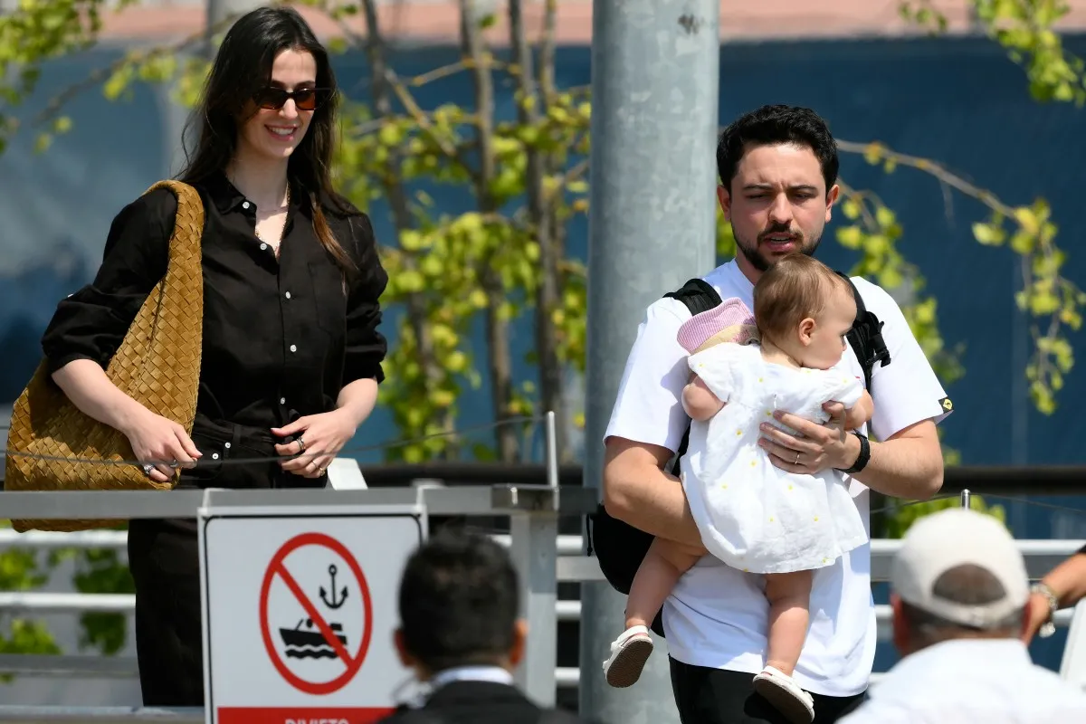 ولي العهد الأردني الأمير الحسين برفقة زوجته الأميرة رجوة وابنته الأميرة إيمان – مصدر الصورة Marco BERTORELLO / AFP