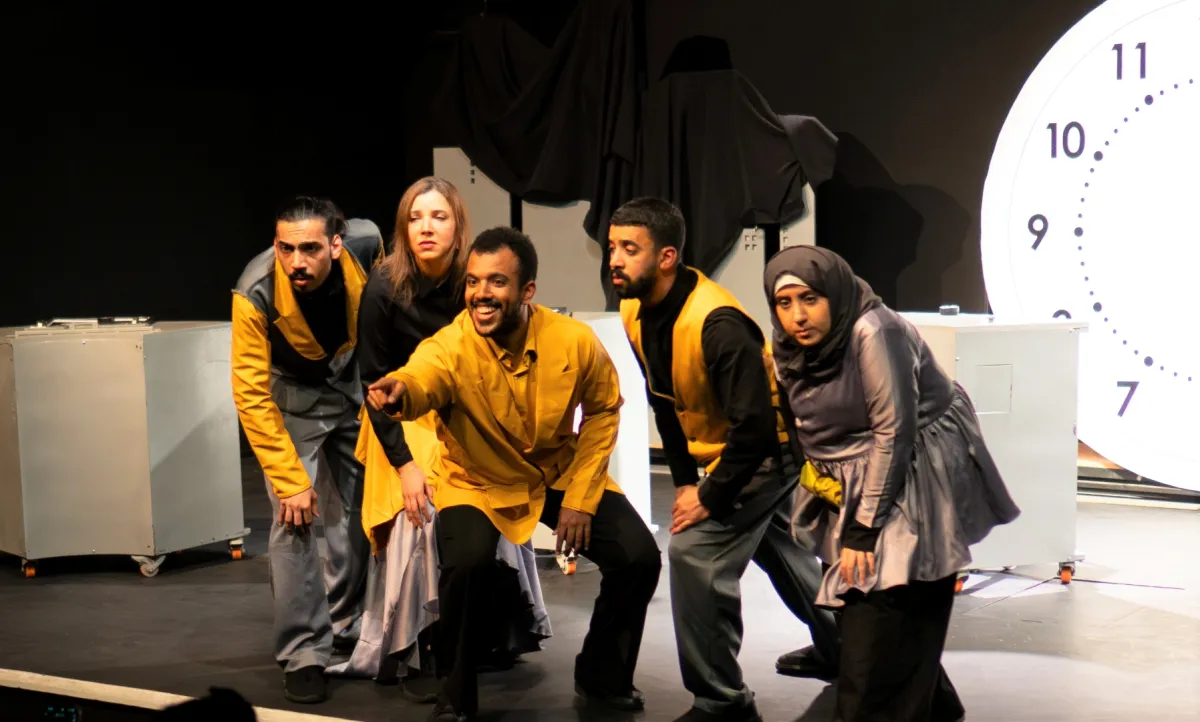 من عروض مسرحية طوق - الصورة من المركز الاعلامي هيئة  المسرح و الفنون الأدائية