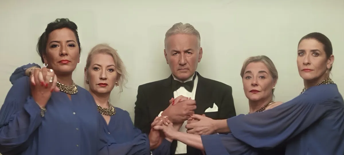 الدكتور عزت أبوعوف وأخواته أعضاء فرقة الفور إم الموسيقية