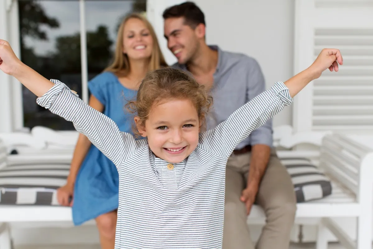 صورة لطفلة سعيدة وسط أسرتها