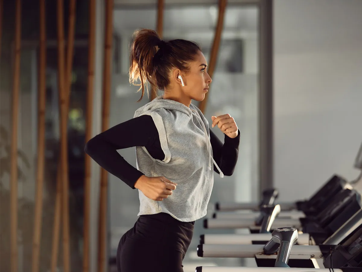 سيدة تخفّز نفسها على ممارسة الرياضة يومياً