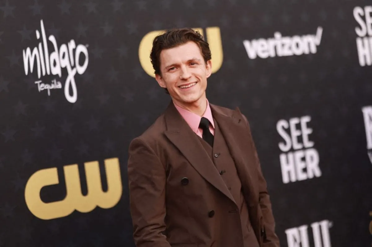 توم هولاند - Tom Holland Matt Winkelmeyer/Getty Images for Critics Choice Association/AFP (Photo by Matt Winkelmeyer / GETTY IMAGES NORTH AMERICA / Getty Images via AFP)