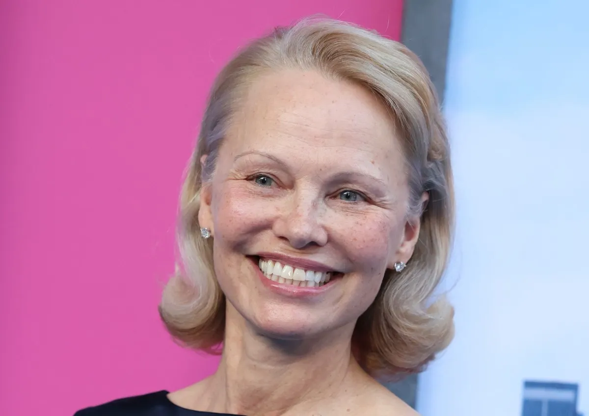 باميلا أندرسون تحضر العرض الأول لفيلم The Naked Gun في مدينة نيويورك (  Pamela Anderson attends premiere of  "The Naked Gun" in New York City). مصدر الصورة:CHARLY TRIBALLEAU / AFP