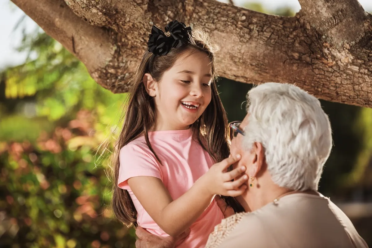 صورة لطفلة تداعب جدتها