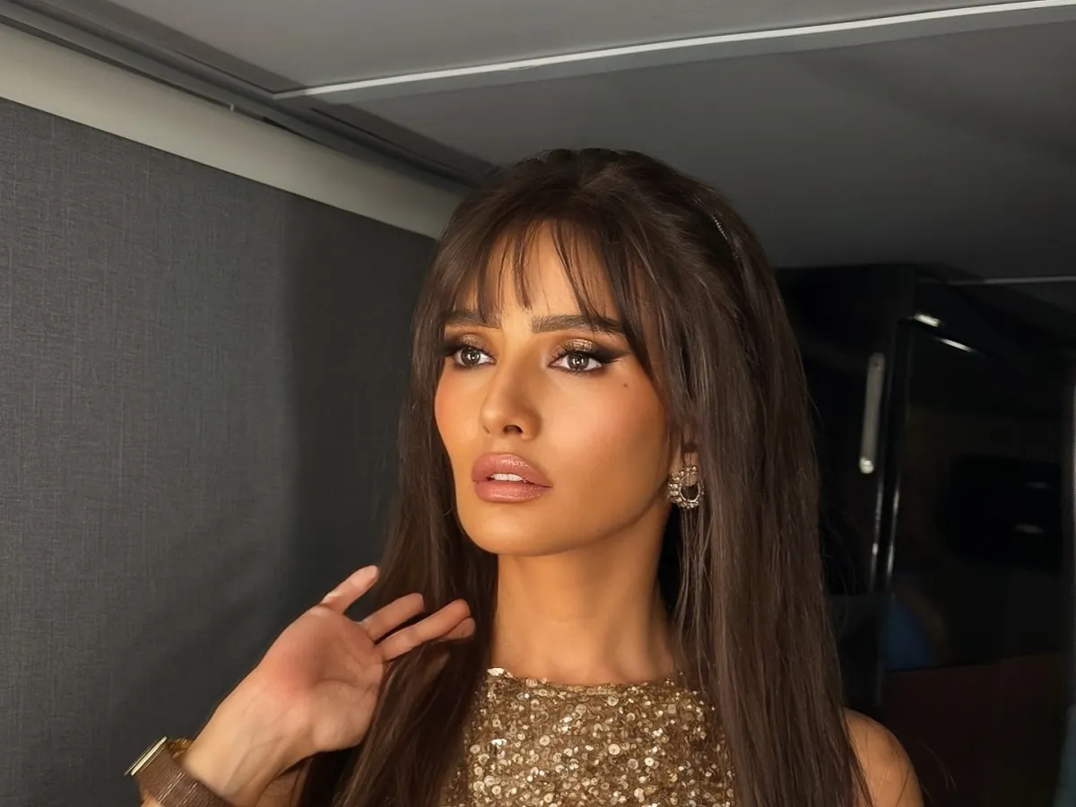 زينة بشخصية المذيعة فى فيلم الشيطان شاطر - الصورة من حسابها على انستغرام