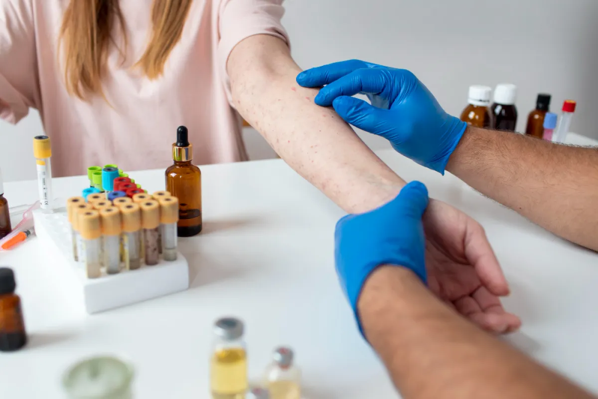 سيدة تقوم بعمل تحاليل للتأكد من الإصابة بالذئبة الحمراء- المصدر freepik