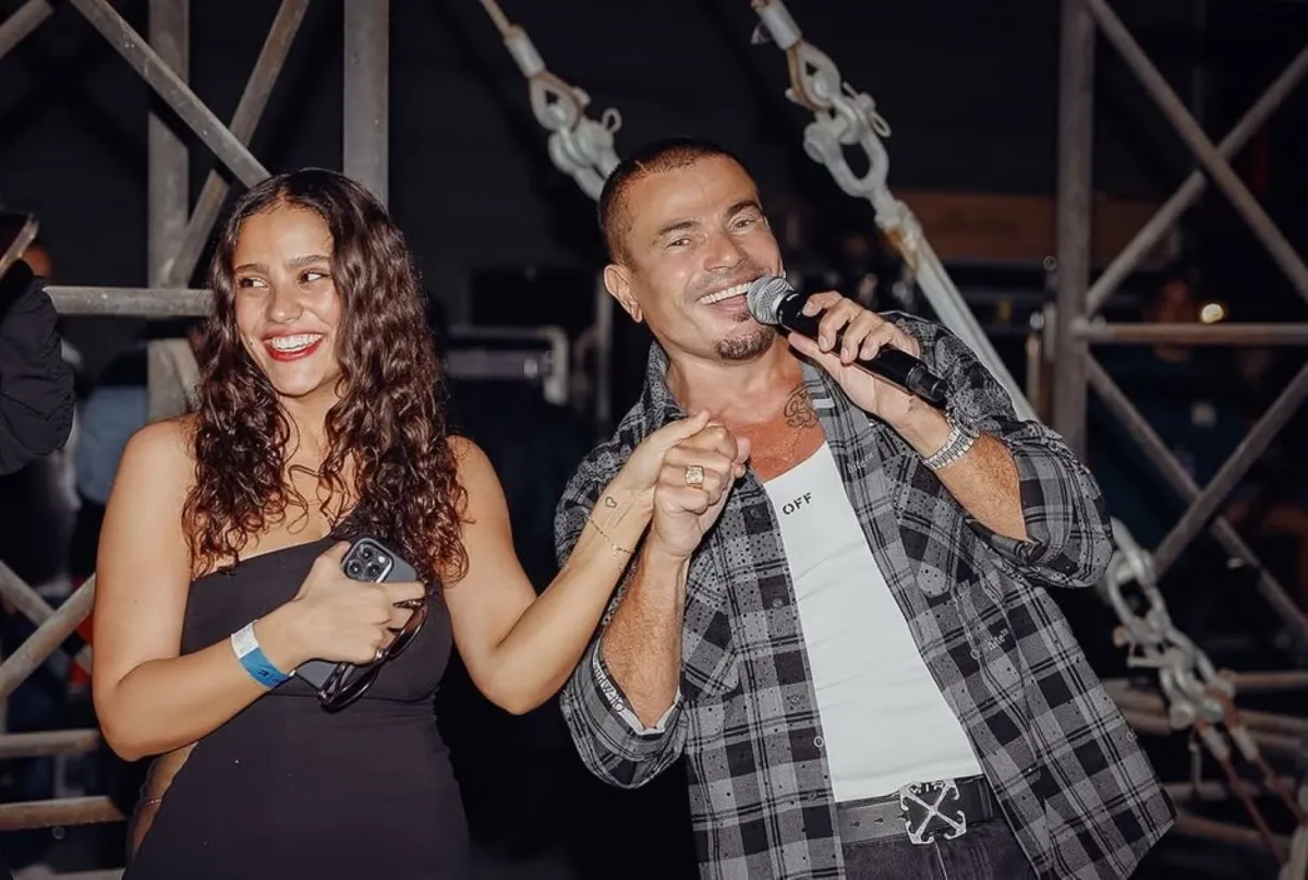 عمرو دياب وابنته جانا في حفل أبو ظبي - الصورة من المركز الصحفي للفنان عمرو دياب