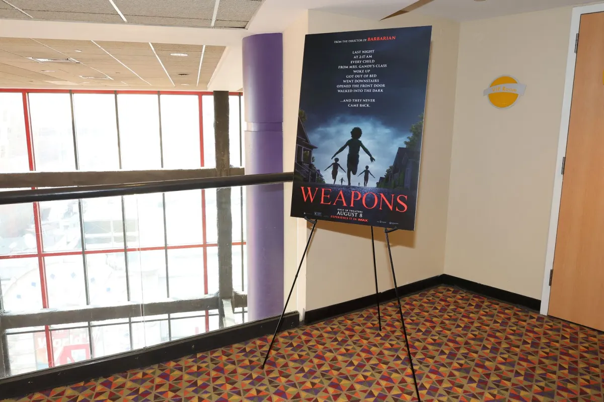 ملصق فيلم خلال العرض الخاص لفيلم Weapons في سينما AMC Empire بمدينة نيويورك (A movie poster during the "Weapons" NYC Special Screening Event at AMC Empire in New York). مصدر الصورة: City Mike Coppola / GETTY IMAGES NORTH AMERICA / Getty Images via AFP