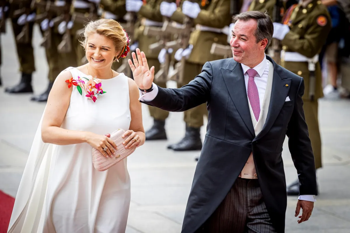 الدوق الأكبر غيوم وولي العهد الدوقة الكبرى ستيفاني في قداس تي ديوم في كاتدرائية لوكسمبورغ (Hereditary Grand Duke Guillaume and Hereditary Grand Duchess Stephanie at the Te Deum Mass in the Cathedral in Luxembourg, Luxembourg). مصدر الصورة: Patrick van Katwijk/Getty Images