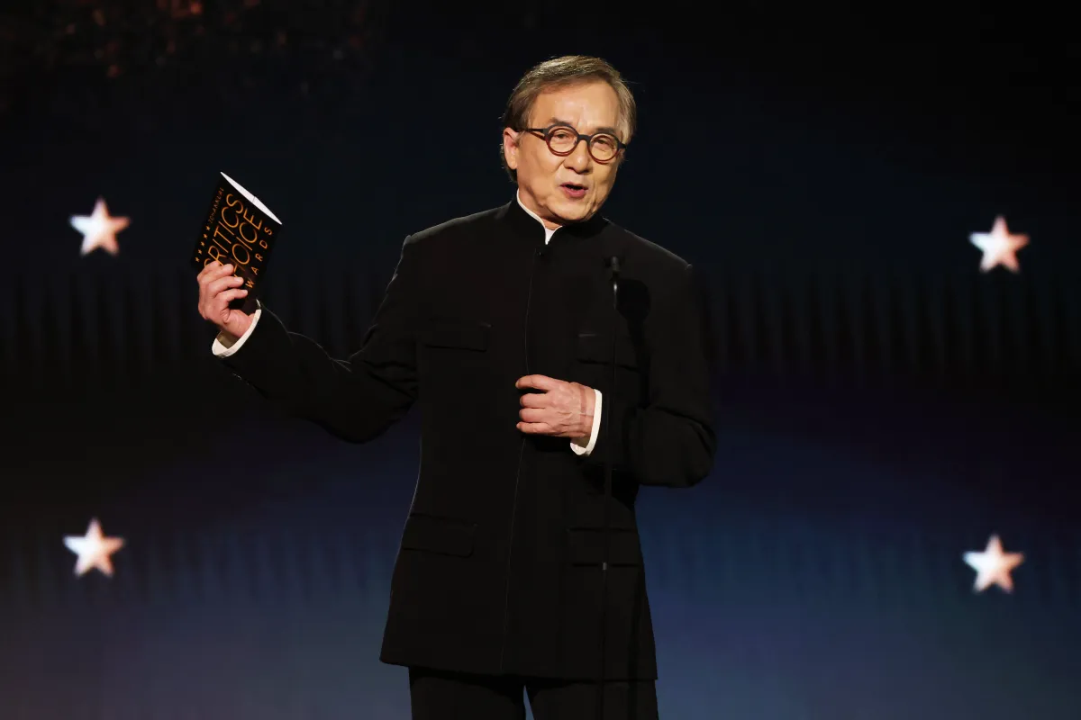 جاكي شان في سانتا مونيكا كاليفورنيا (Jackie Chan at Barker Hangar in Santa Monica, California). مصدر الصورة:KEVIN WINTER / GETTY IMAGES NORTH AMERICA / Getty Images via AFP