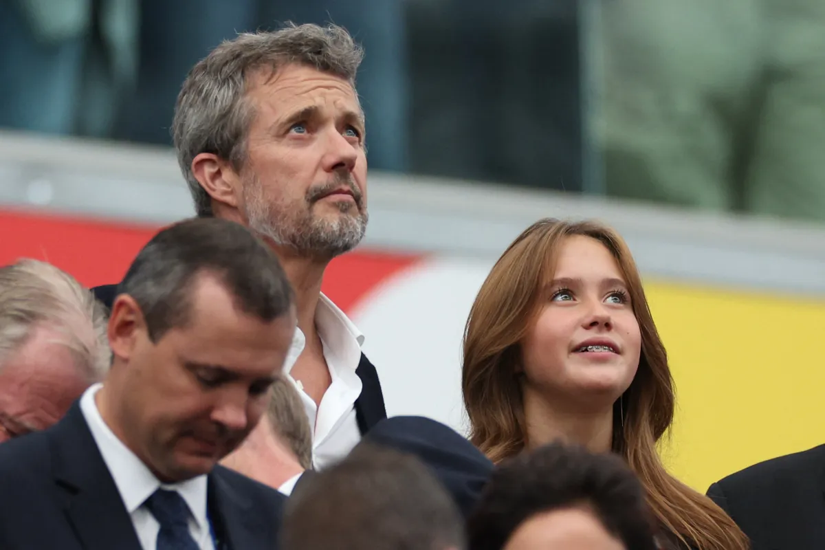 ملك الدنمارك فريدريك وابنته الأميرة جوزفين (King Frederick of Denmark and his daughter Princess Josephine  ). مصدر الصورة: Adrian DENNIS / AFP