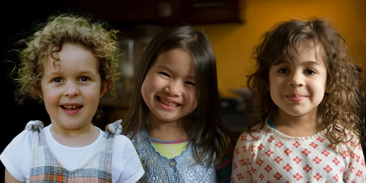 صورة ثلاث فتيات