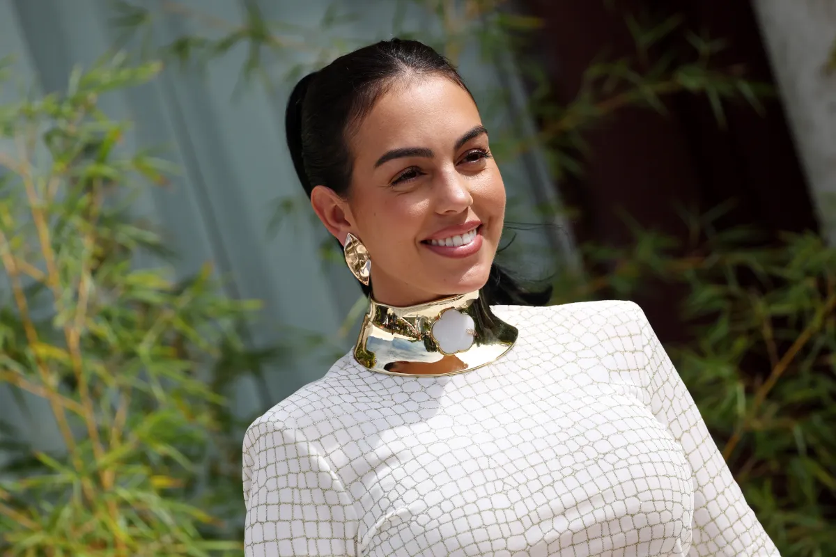 جورجينا رودريغيز ترتدي طوقاً ذهبياً ضخماً