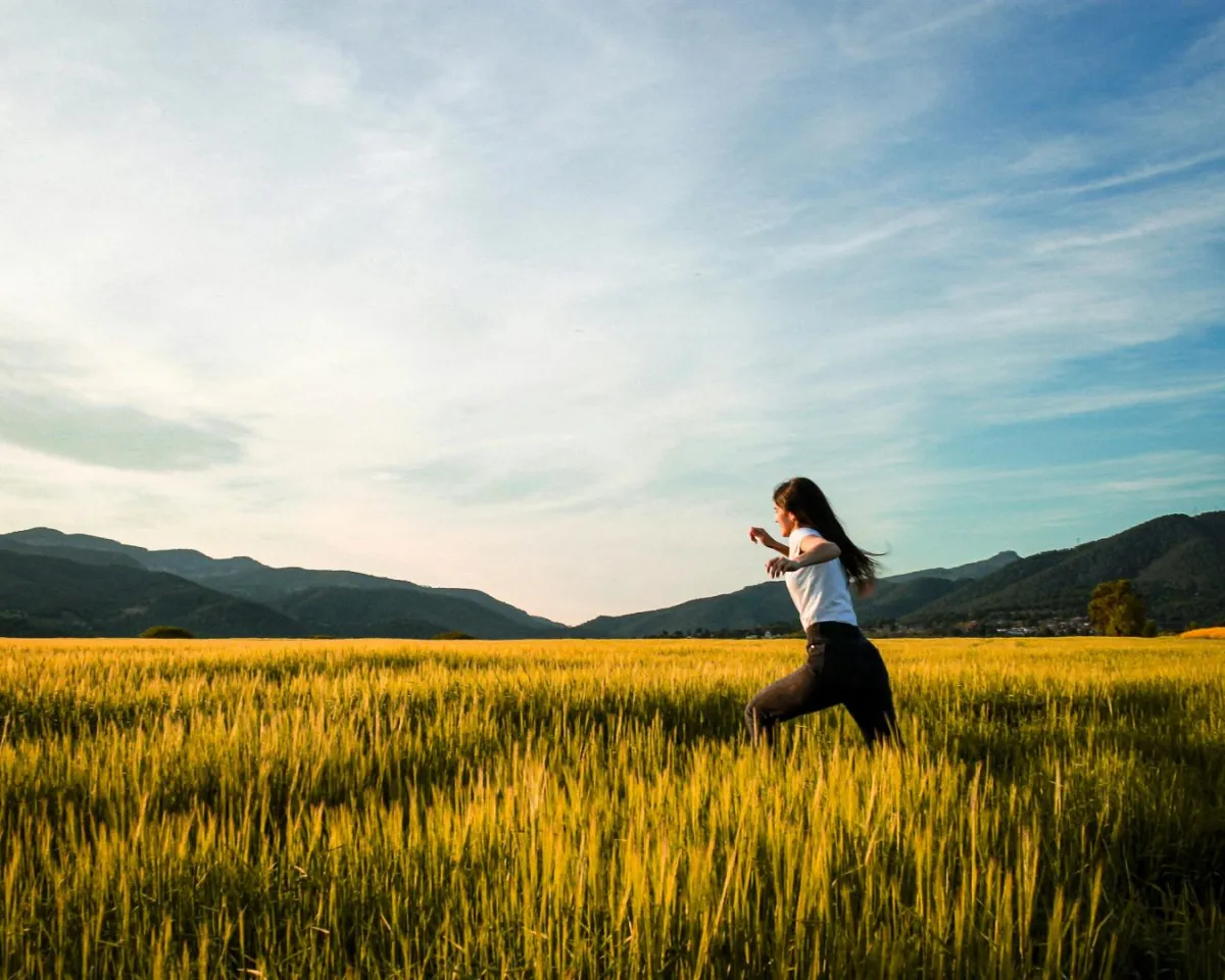 فتاة تركض بين أحضان الطبيعة