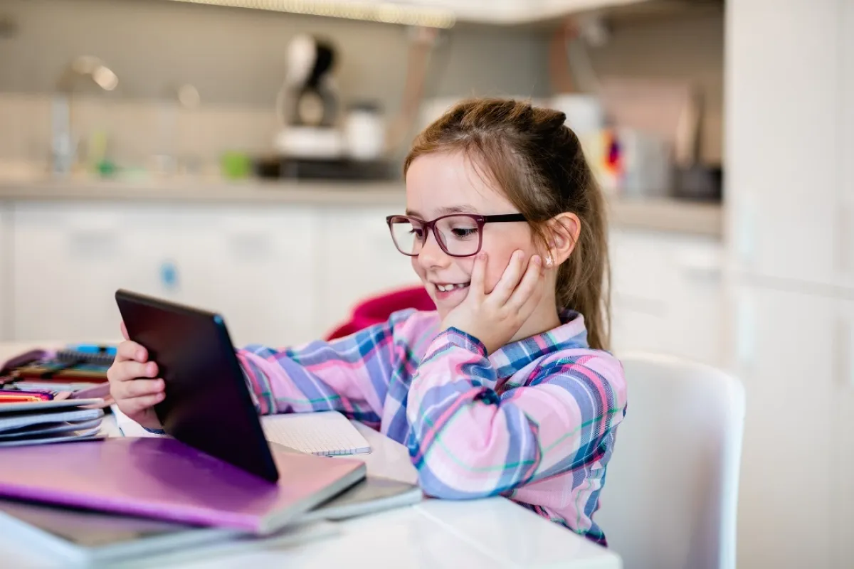 صورة لطفلة منبهرة بمحتوى الشاشة