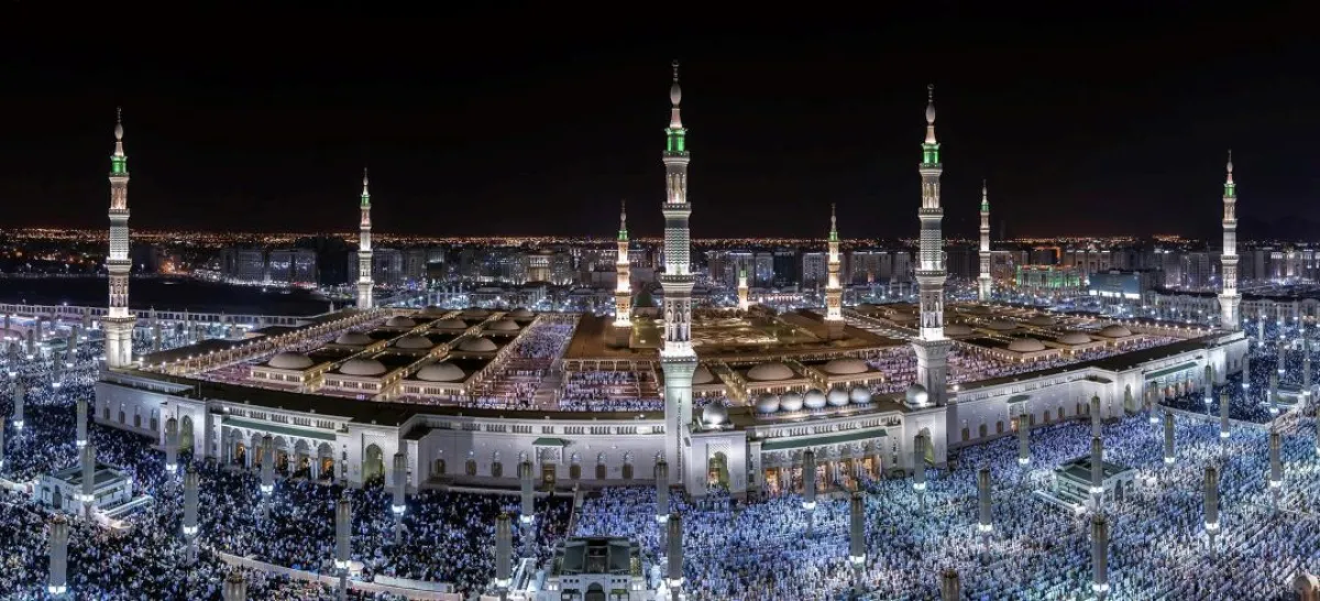 المسجد النبوي من الخارج ممتلئًا بالمصلين