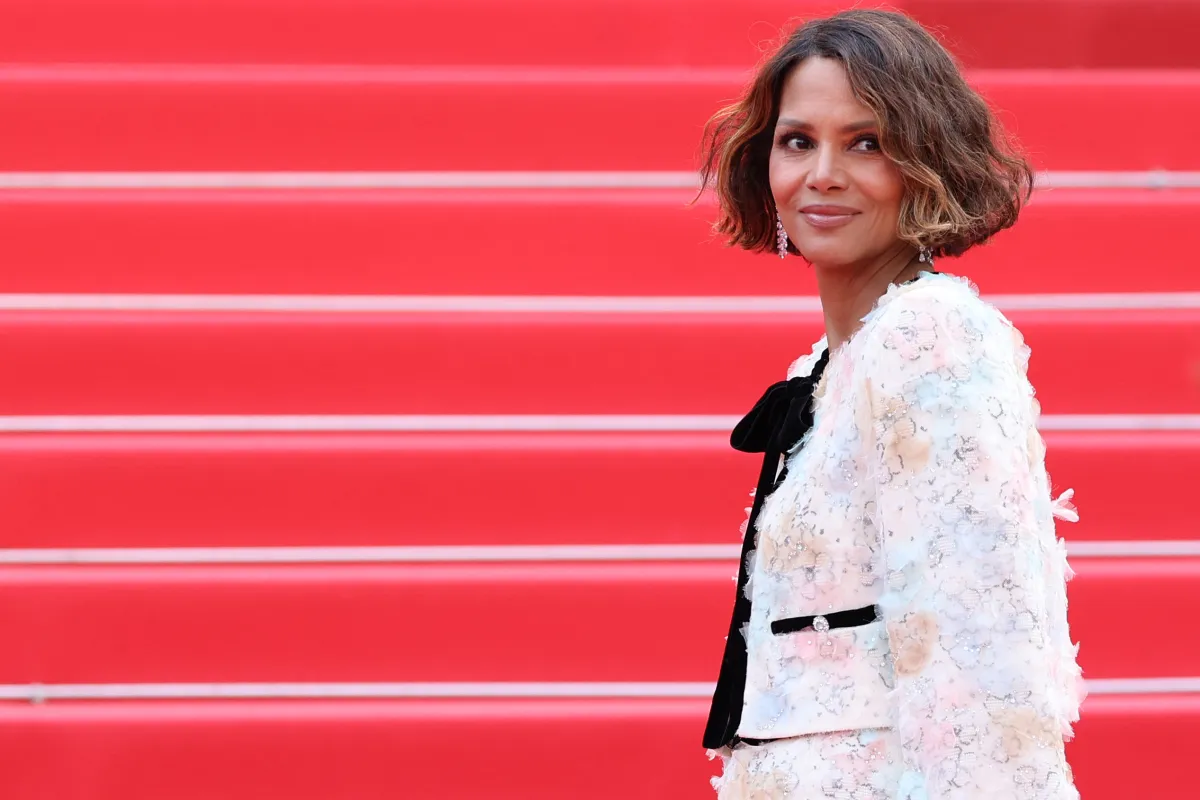هالي بيري في مهرجان كان السينمائي بدورته الـ78 في فرنسا - Halle Berry arrives at the 78th edition of the Cannes Film Festival in Cannes- مصدر الصورة Sameer AL-DOUMY / AFP)