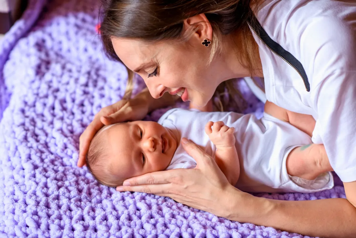 صورة أم مع مولودها الصغير