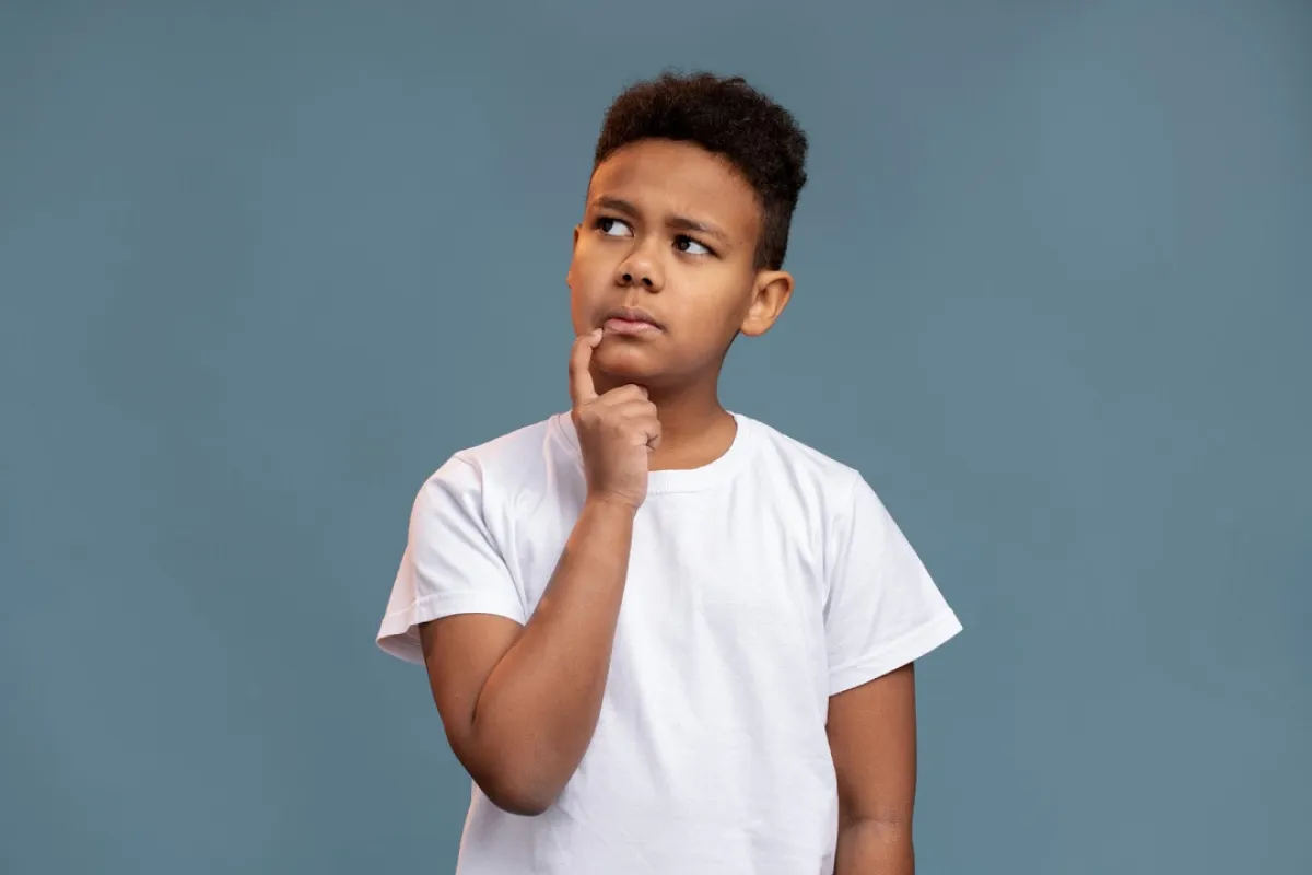 صورة لطفل يبحث ويفكر