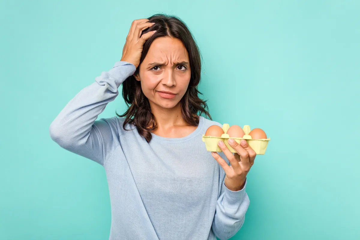 صورة لامرأة تحمل بيضاً 