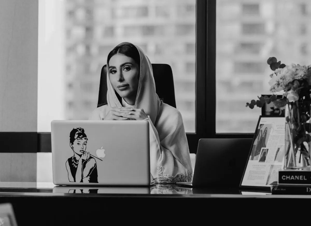 مصممة الأزياء الإماراتية شريفة الشريف الهاشمي مؤسسة علامة Onori – الصورة من العلامة
