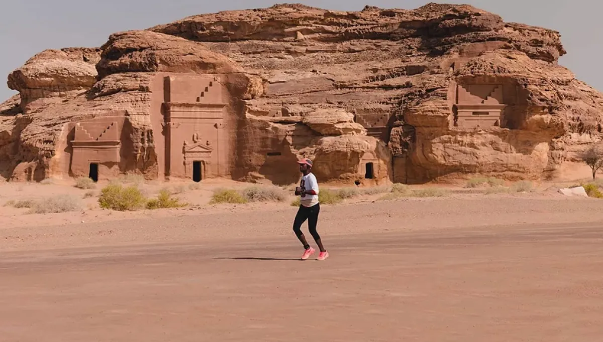 أحد المشاركين في سباق لهيب العلا الصحراوي. الصورة من الموقع الإلكتروني الرسمي للعلا