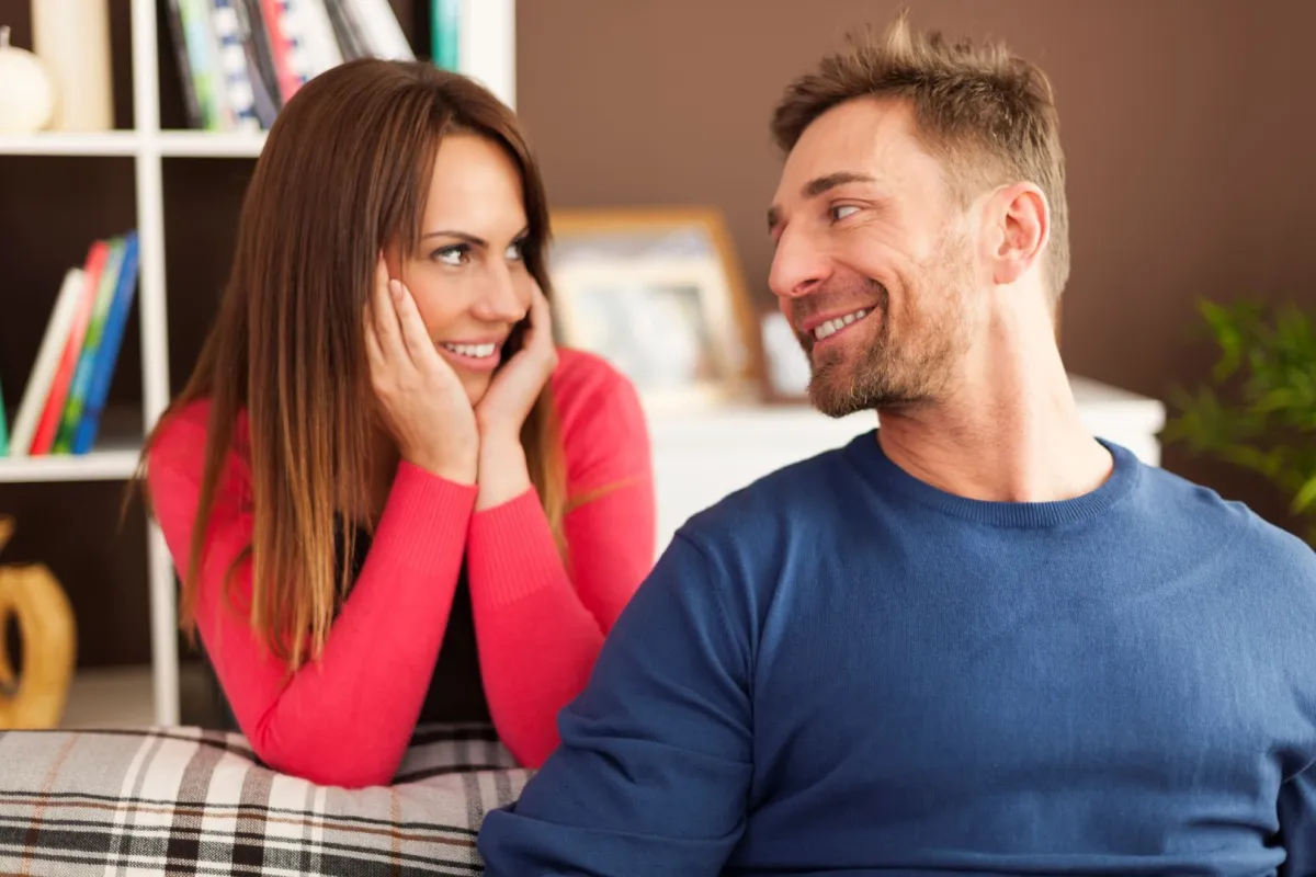 زوجة تنظر لزوجها بمودة وواضح أنهما على درجة عالية من التفاهم والتواصل