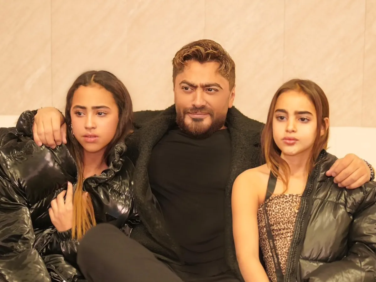 تامر حسني برفقة ابنتيه- الصورة من حساب ابنته تاليا على إنستغرام