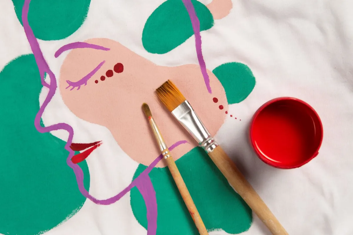 فرش رسم وطلاء أحمر ولوحة مرسوم عليها