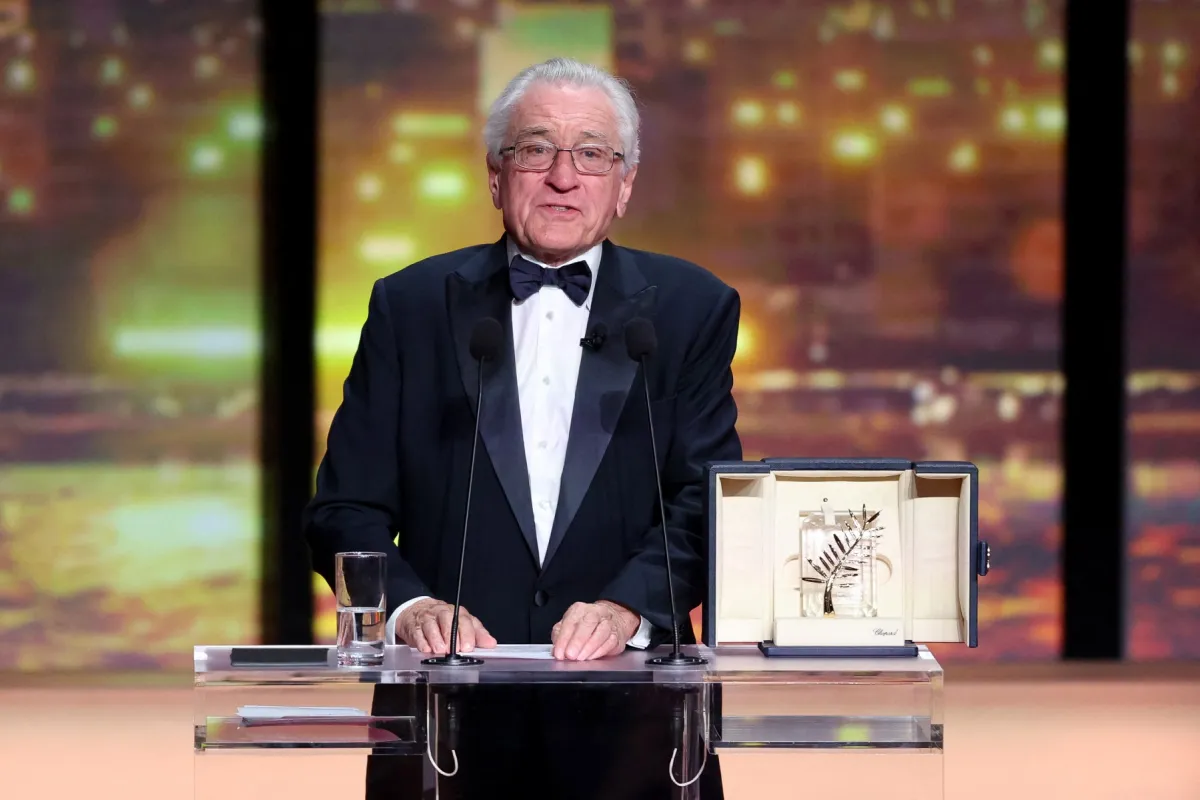 روبرت دي نيرو في مهرجان كان السينمائي السنوي الثامن والسبعين في قصر المهرجانات في كان- فرنسا (Robert De Niro at the 78th annual Cannes Film Festival at the Palais de Festival in Cannes, France). مصدر الصورة: Sameer AL-DOUMY / AFP