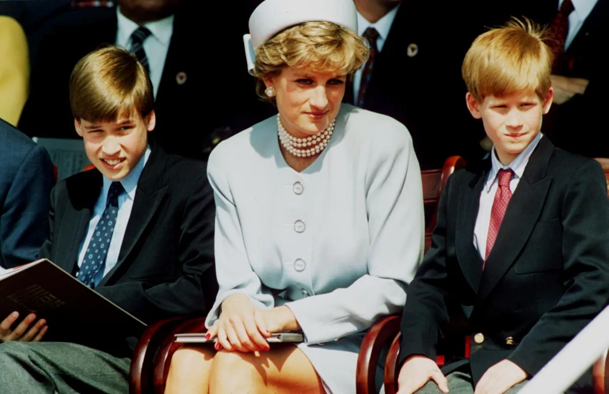 الأميرة ديانا مع ابنيها الأمير ويليام والأمير هاري في هايد بارك في لندن، إنجلترا (Princess Diana with her sons Prince William and Prince Harry in Hyde Park in London, England). مصدر الصورة: Anwar Hussein/Getty Images