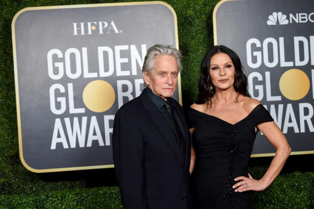 مايكل دوغلاس وكاثرين زيتا جونز في حفل توزيع جوائز غولدن غلوب السنوي الثامن والسبعين (Michael Douglas and Catherine Zeta-Jones at the 78th Annual Golden Globe Awards). مصدر الصورة: Dimitrios Kambouris / GETTY IMAGES NORTH AMERICA / Getty Images via AFP