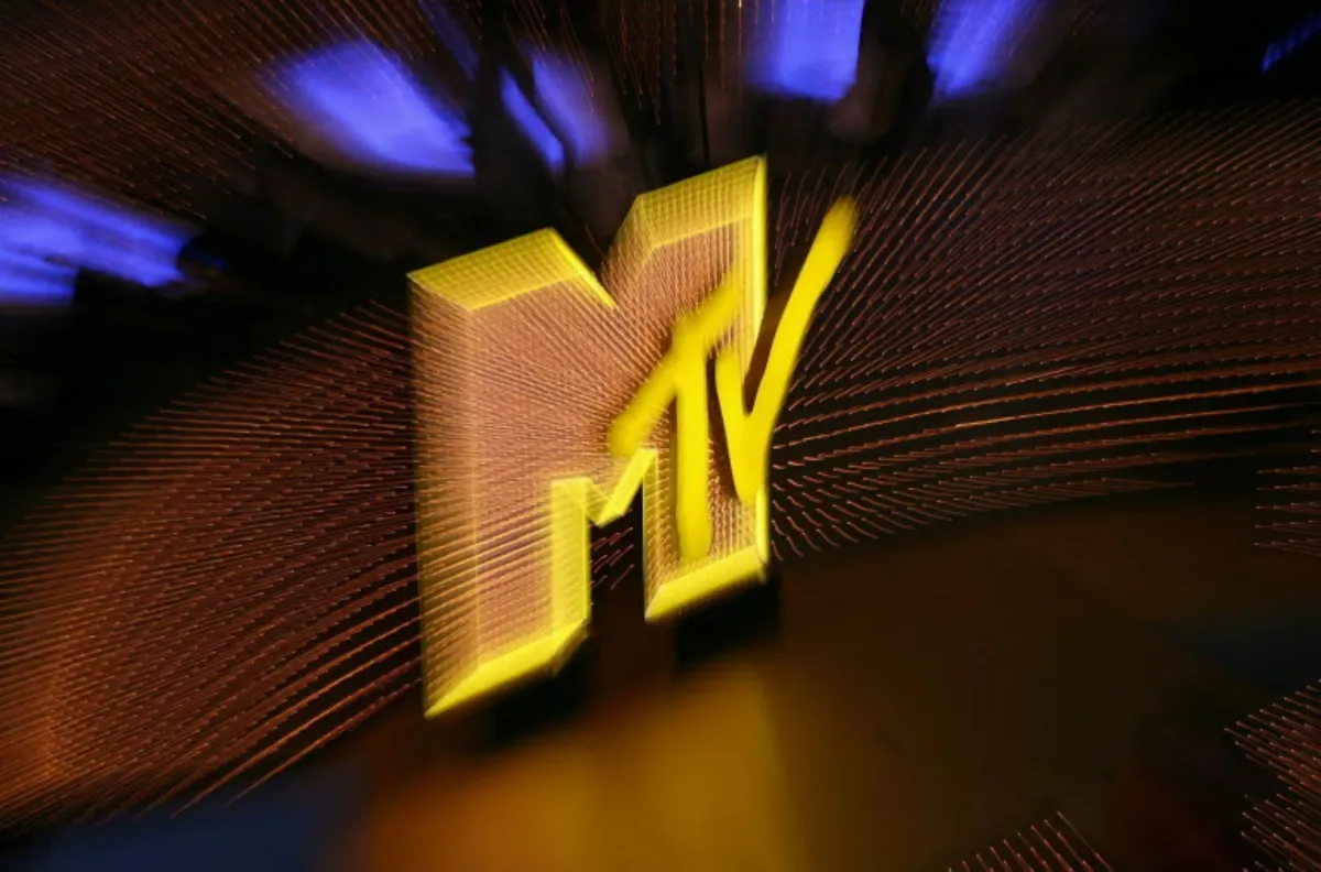 شعار قناة MTV في فندق وكازينو ذا بالمز في لاس فيغاس، نيفادا (MTV logo at The Palms Hotel and Casino in Las Vegas, Nevada). مصدر الصورة: Frederick M. Brown/Getty Images