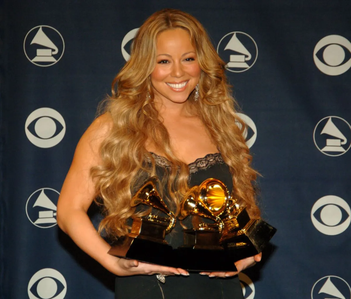ماريا كاري خلال حفل توزيع جوائز جرامي السنوي الثامن والأربعين (Mariah Carey during The 48th Annual GRAMMY Awards). مصدر الصورة: Press Room at Staples Center in Los Angeles, California
