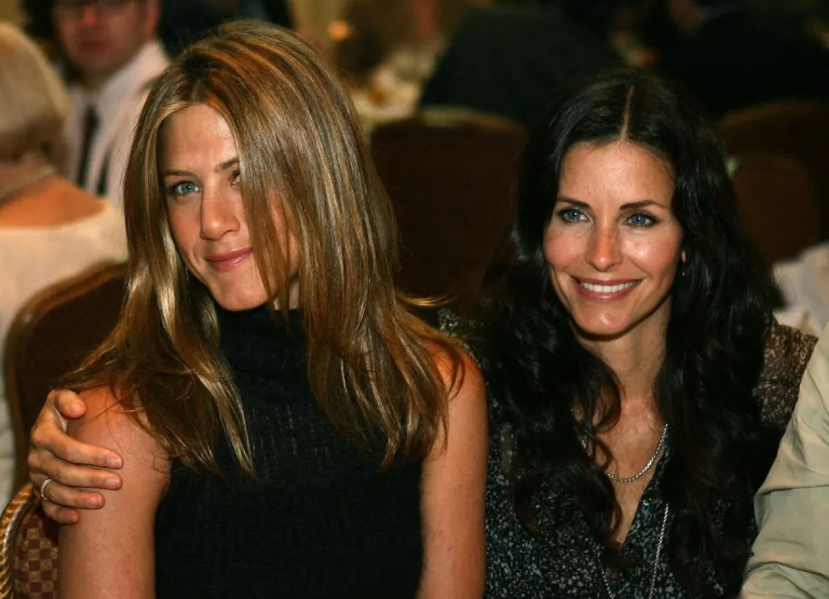 جينيفر أنيستون وكورتني كوكس في حفل جائزة الدائرة البلاتينية 2006 في كاليفورنيا ( Jennifer Aniston and Courteney Cox at the 2006 Platinum Circle Awards in California). مصدر الصورة: Kevin Winter / Getty Images North America / Getty Images via AFP