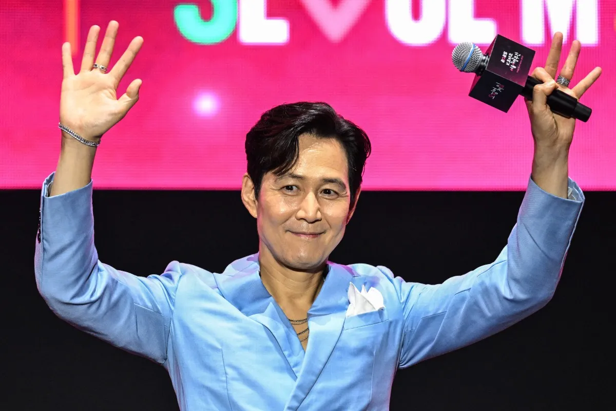 الممثل الكوري الجنوبي لي جونغ جايه خلال فعالية للمعجبين بمسلسل "لعبة الحبار" ( South Korean actor Lee Jung-jae during a fan event for "Squid Game" ). مصدر الصورة:Jung Yeon-je / AFP