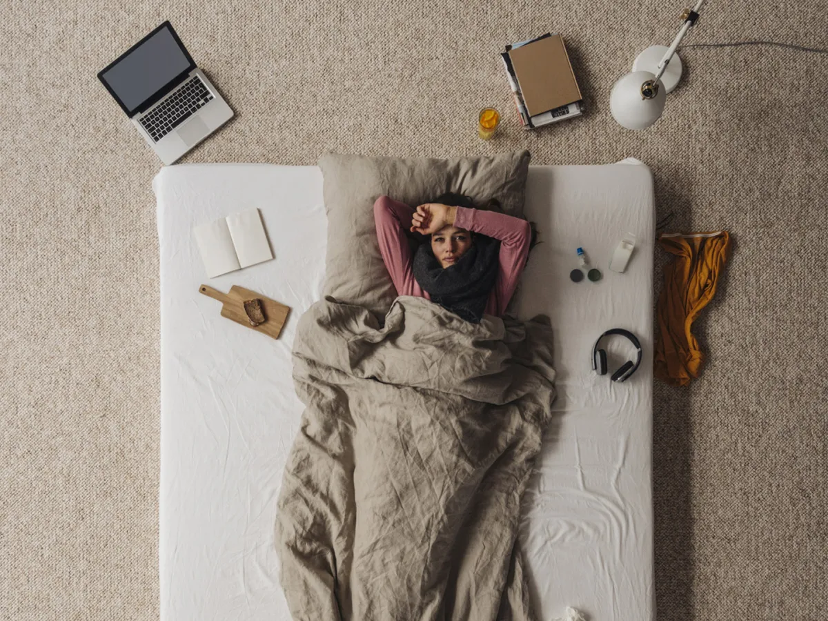 امرأة تستغرق في التفكير