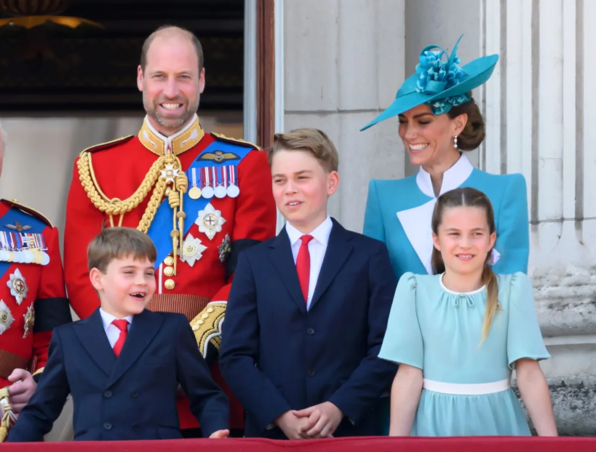 الأمير لويس، الأمير ويليام، الأمير جورج، كاثرين والأميرة شارلوت في قصر باكنغهام في لندن، إنجلترا (Prince Louis, Prince William, Prince George, Catherine and Princess Charlotte at Buckingham Palace in London, England). مصدر الصورة: Karwai Tang/WireImage