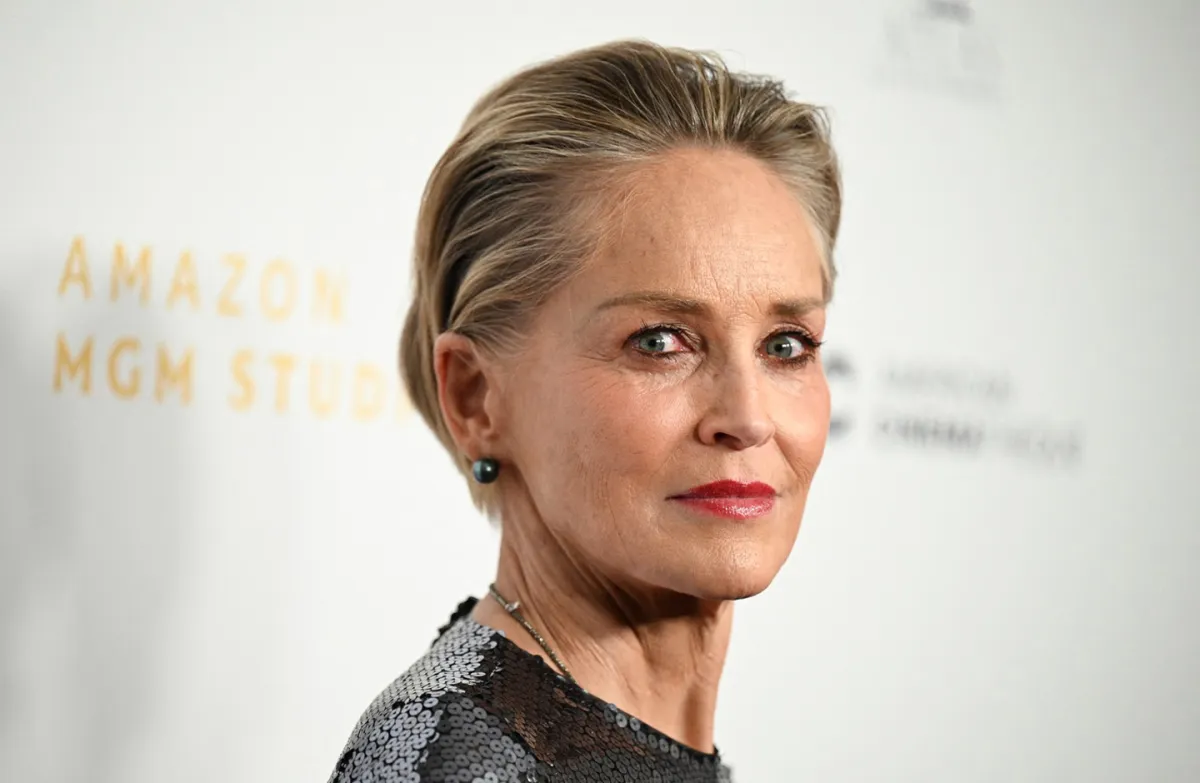 الممثلة الأمريكية شارون ستون تحضر حفل توزيع جوائز سينماتيك السنوي الـ 38 (‏US actress Sharon Stone attends the 38th Annual ‎Cinematheque Awards‏)- مصدر الصورة: ‏Robyn Beck / AFP