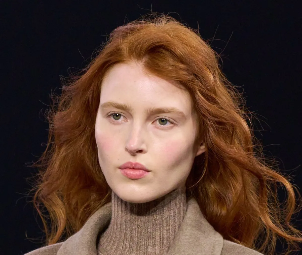 أفضل الكريمات وأنواع السيروم لعلاج البقع الداكنة وتفتيح البشرة